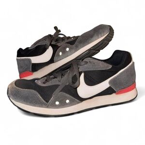 NIKE Venture Runners Sneakers